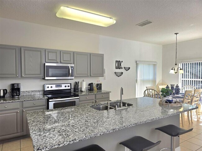 Building Photo - 1027 Balmoral Dr