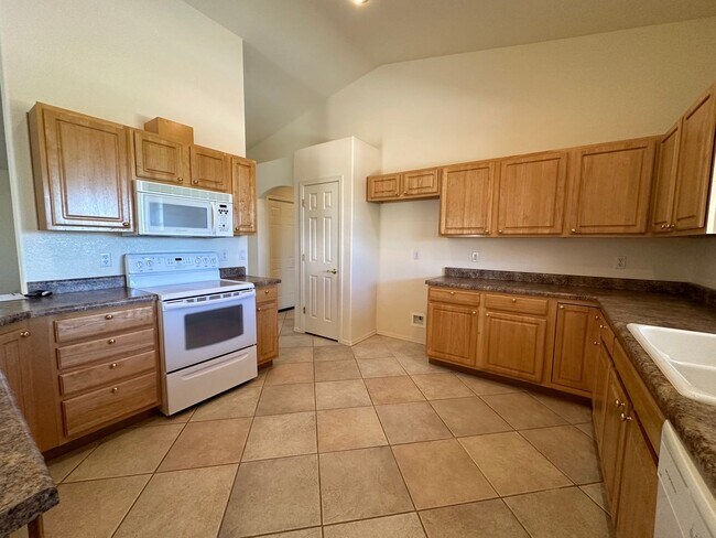 Building Photo - Beautiful 3 Bed / 2 Bath Home Backing to Cerbat Cliffs Golf Course!