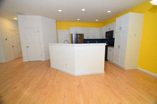 Building Photo - 432 NE 57th Ave