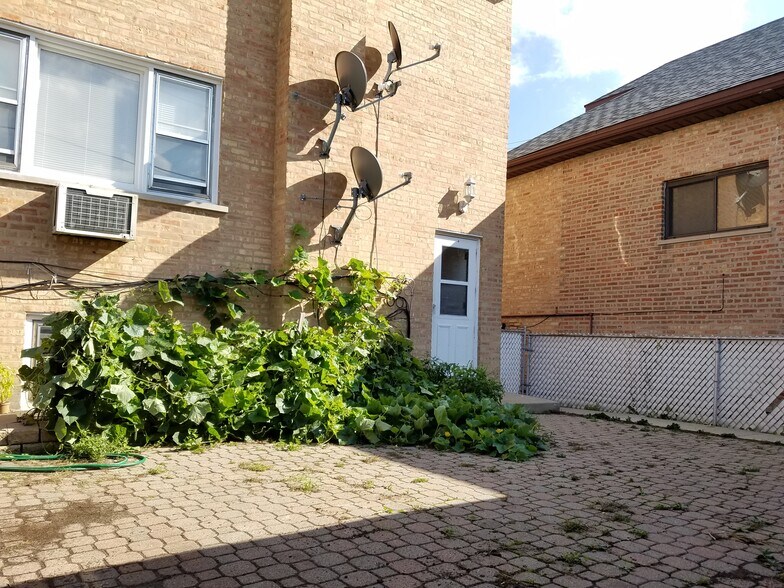 Building Photo - 4640 South Avers Avenue