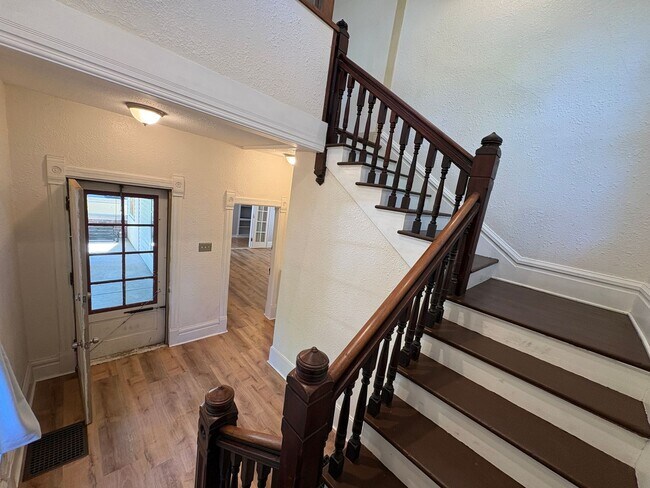 Building Photo - 4 bedroom 2 bathroom Historic Home Downtown Manhattan KS