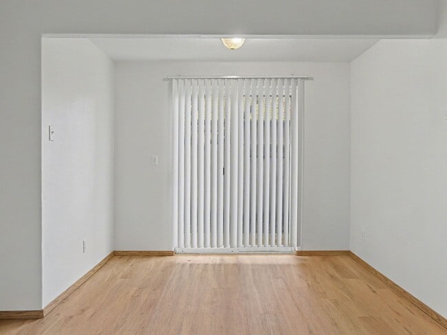 Building Photo - NAVAB02