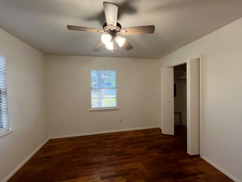 Building Photo - 102 E Pecan St