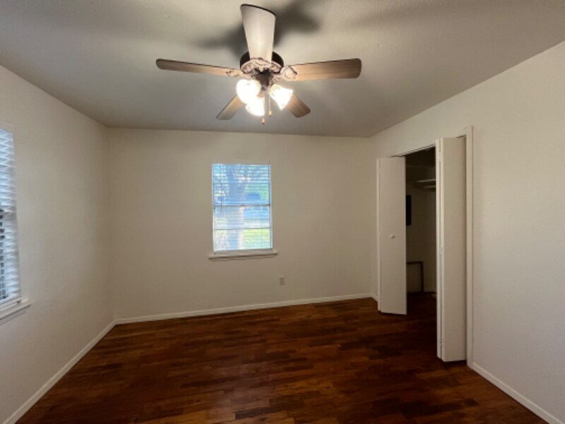 Building Photo - 102 E Pecan St