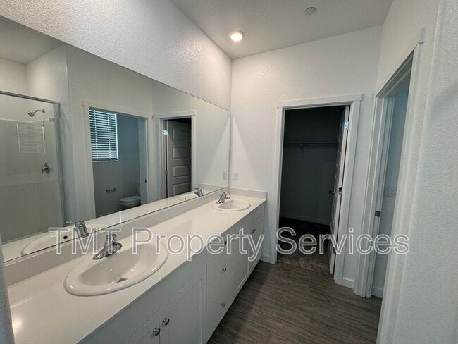 Building Photo - 867 Lk Pk Cir