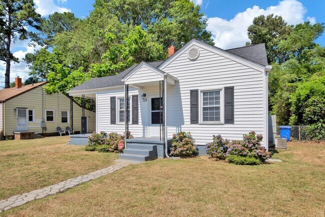 Building Photo - 2 Bedroom 1 Bath In Fayetteville- Small Do...