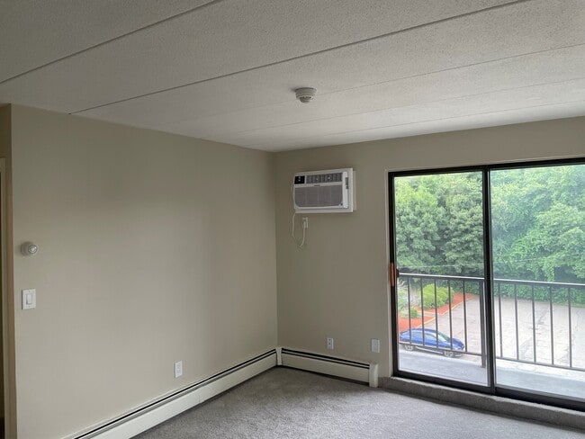 Building Photo - Wakefield one, two, and three bedrooms with heating included