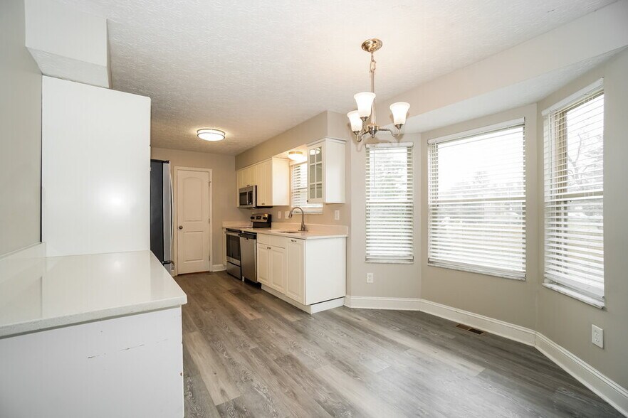 Building Photo - 5945 Whitehaven Dr
