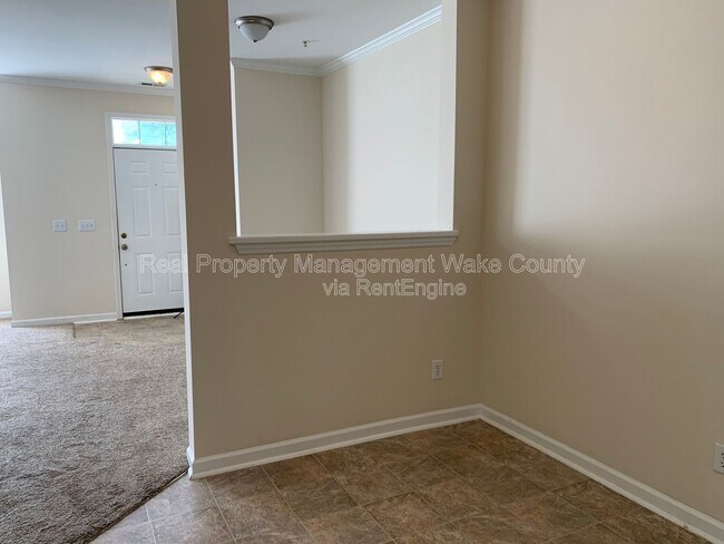 Building Photo - 2225 Raven Rd
