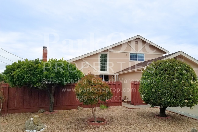 Building Photo - Beautiful 4-Bedroom Single Family Home wit...