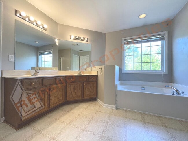 Building Photo - Lovely 4 Bedroom, 2.5 Bath Single-Family H...