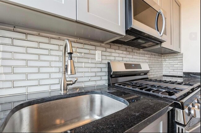 Building Photo - 291 Forrest St