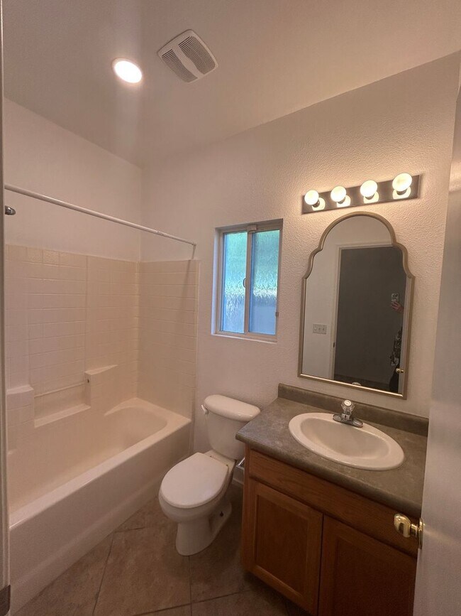 Building Photo - Great location on this split floorplan 3 b...
