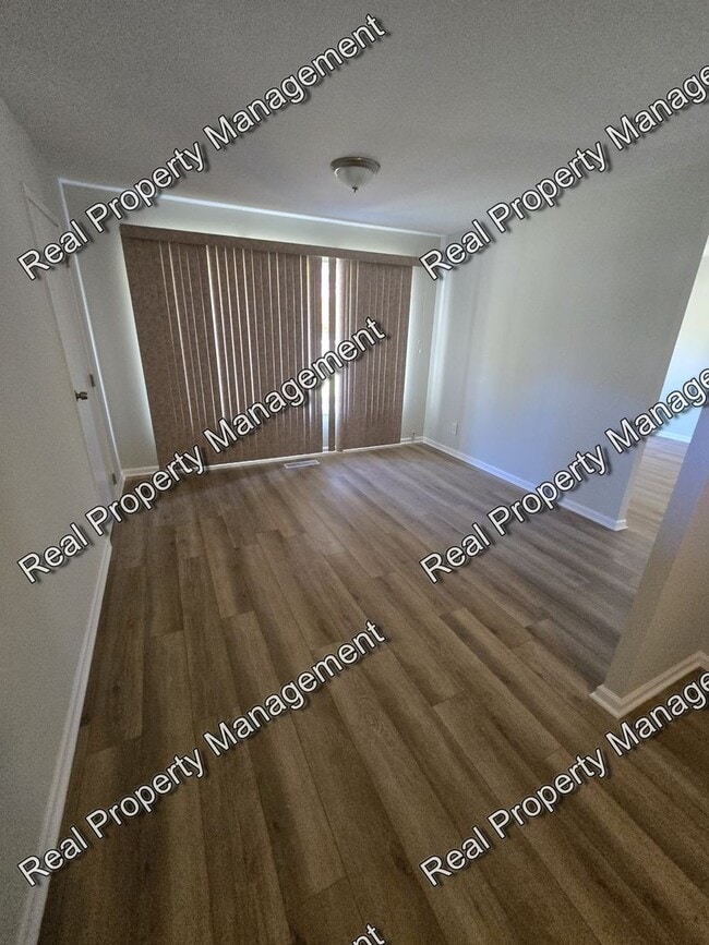 Building Photo - Updated 3 Bedroom Ranch