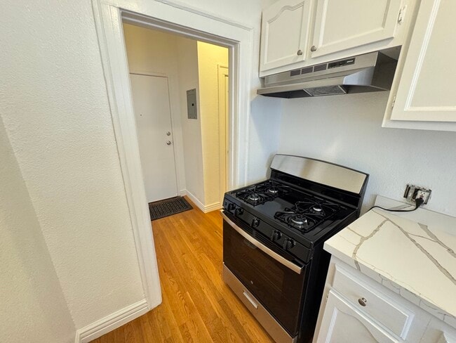 Building Photo - 1960 Argyle Ave