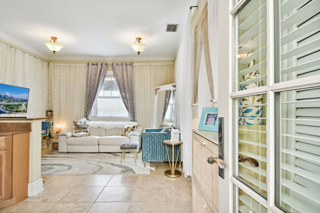 Building Photo - 509 S Willow Ave