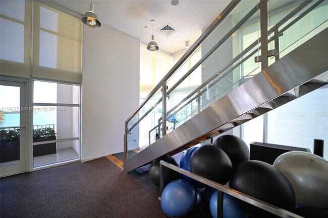 Building Photo - 2020 N Bayshore Dr