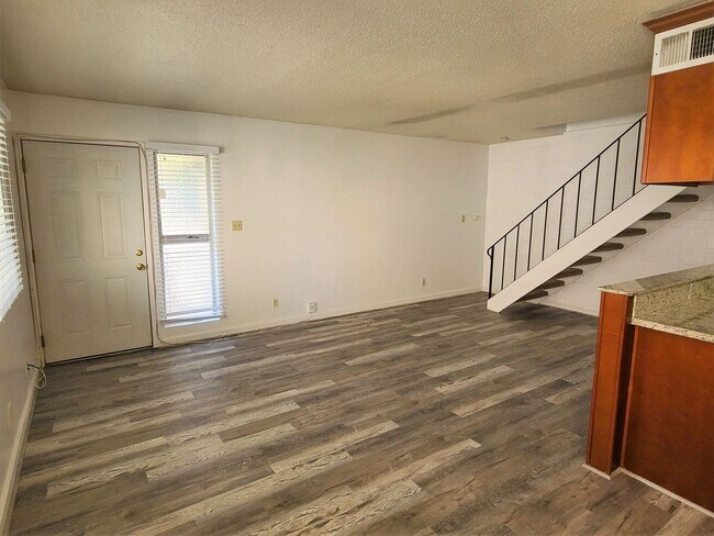 Building Photo - UPDATED RENTAL IN SACRAMENTO!