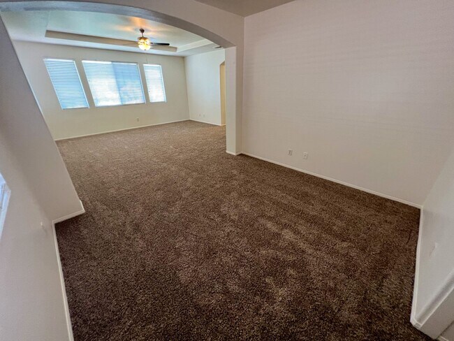 Building Photo - Spacious 4 Bedroom 3 Bathroom Home with 3 ...