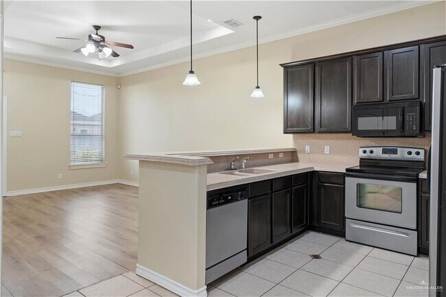 Building Photo - 15 Wellington Ave