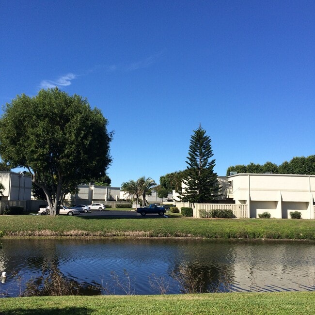 Building Photo - 1622 Shaker Cir