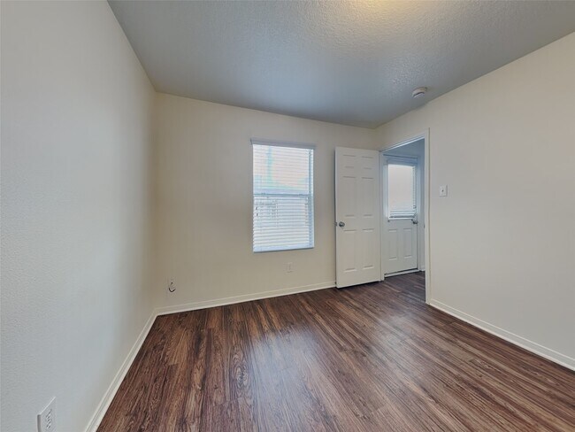 Building Photo - 16973 Scenic Knoll