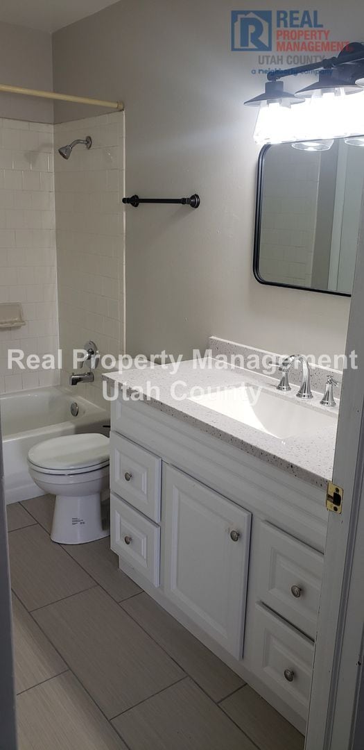 Building Photo - Orem Duplex