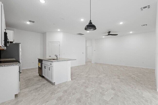 Building Photo - Available Now! 2024 Built 4/2 Single Family Home for Rent!