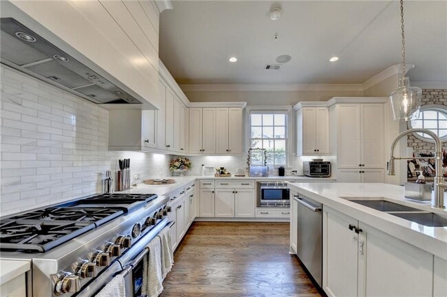 Building Photo - 120 Grand Cres