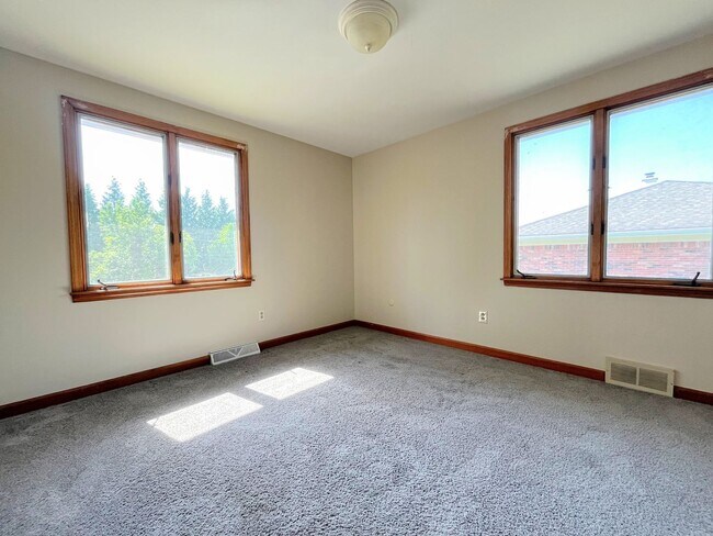 Building Photo - 44 Oakridge Dr