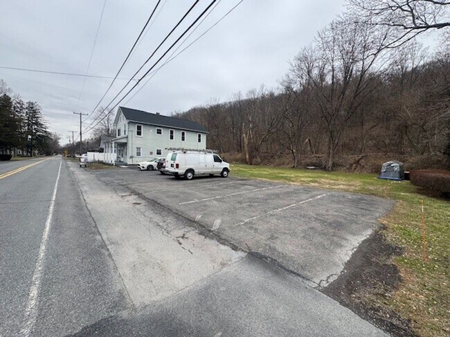 Building Photo - 2 bedroom 1 bathroom