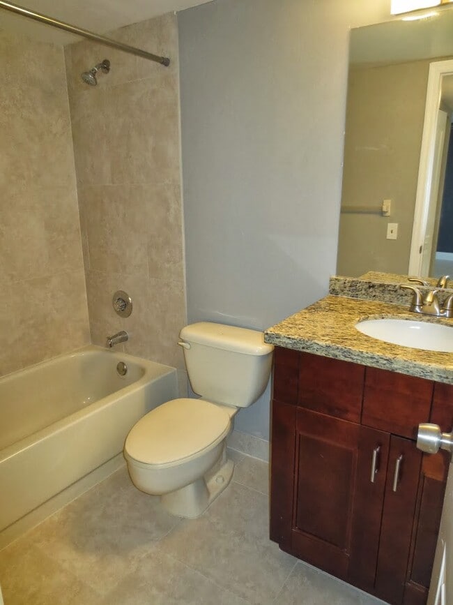 Building Photo - 115 Lake Emerald Dr