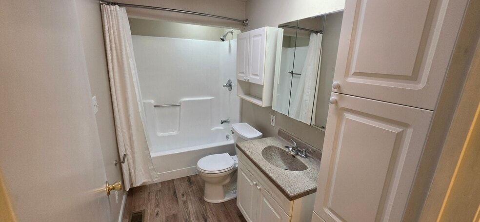 Building Photo - 3803 Granville Ave