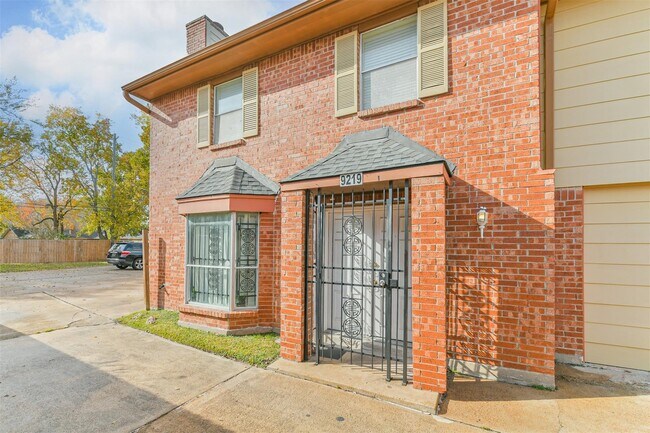 Building Photo - 9219 Carousel Ln