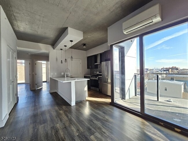 Building Photo - 58 Elm St