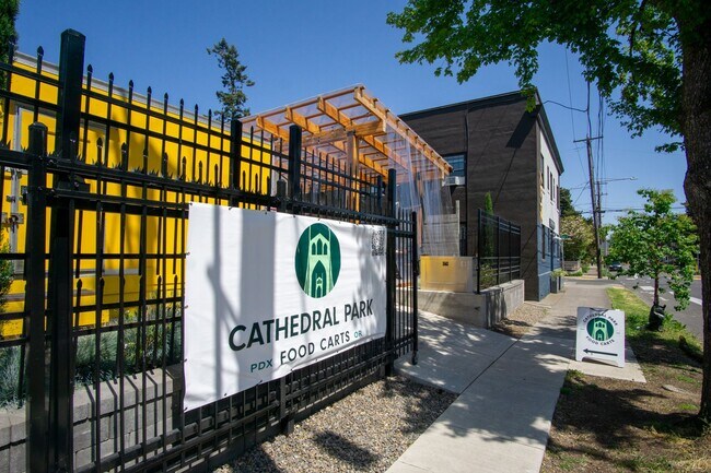 Building Photo - St. Johns Cool-Contemporary Studio Ready Now!