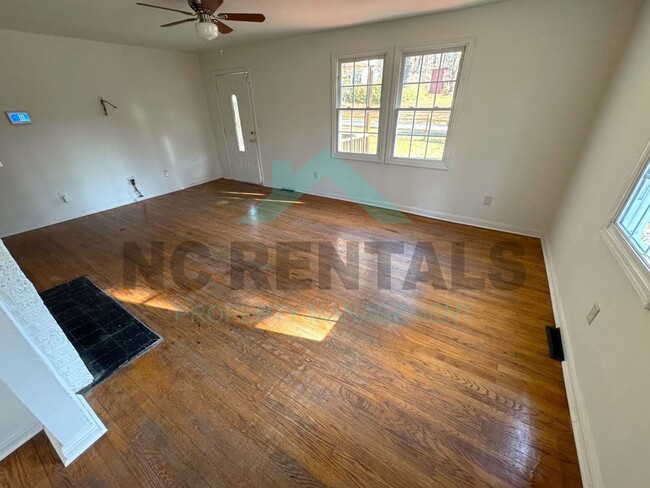 Building Photo - NEWLY RENOVATED! Spacious 6-Bedroom, 2-Bat...