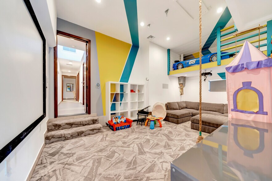 Building Photo - 5817 Ranchito Ave