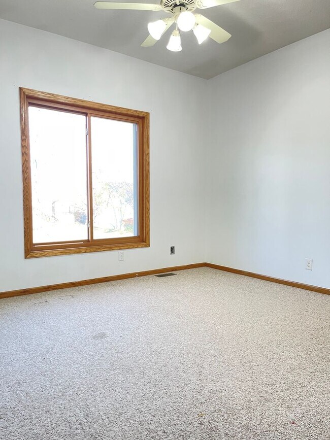 Building Photo - Northwest Omaha Gem: 2,700 Sq Ft, 3-Bedroom, Walk-Out Finished Basement, Fenced Yard, 3-Car Garag...