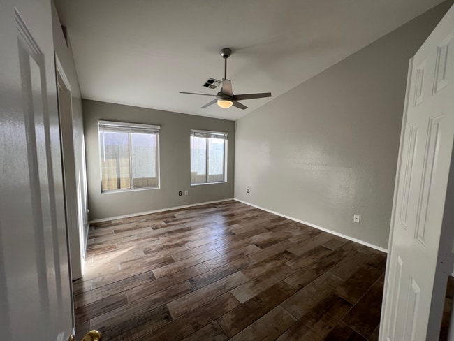 Building Photo - 910 N Swan Dr