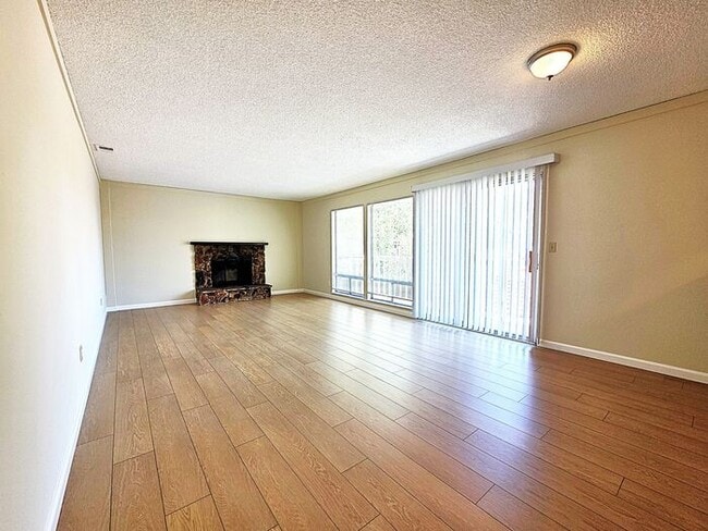 Building Photo - Beautiful, Very Large 2 Bedroom with Garage, Fireplace, Balcony & A/C Near Washoe Golf Course