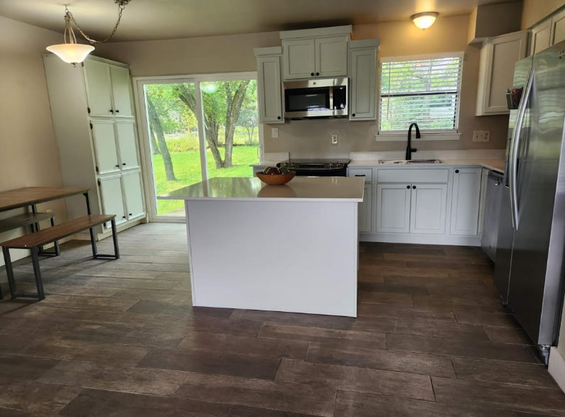 Building Photo - 305 Forest Dr