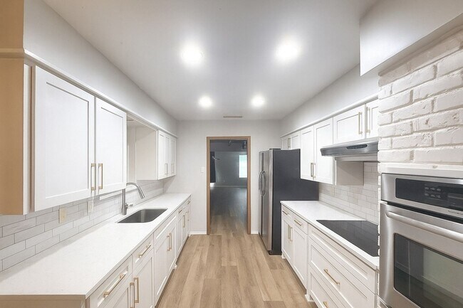 Building Photo - 3-Bedroom Home for Lease in Grand Prairie – 2,331 Sq Ft