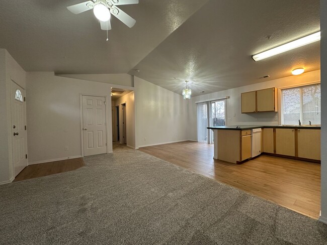 Building Photo - 2bed, 1bath Townhome W/ 1 car garage - Nampa