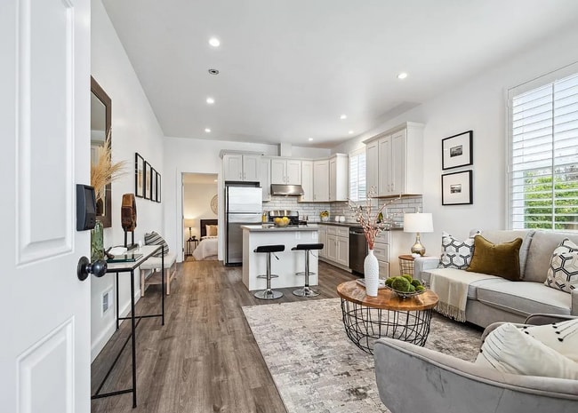 Building Photo - Renovated cottage on huge lot! This stylis...