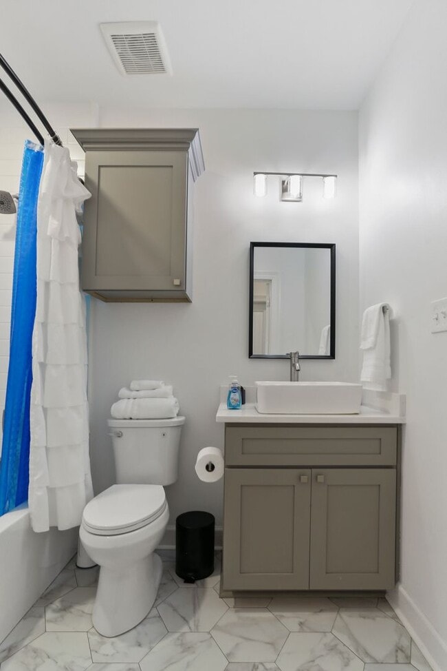 Building Photo - 415 Bedford Dr