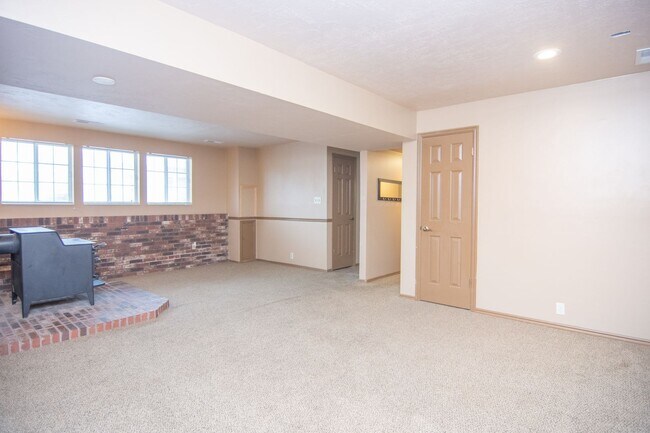 Building Photo - Really Nice 4 bedroom 3 Bath Home on Spacious Lot!