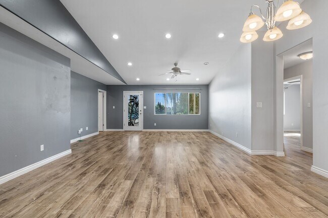 Building Photo - SPECIAL OF THE MONTH -   Beautiful NW Bakersfield Home with Lake Access!!