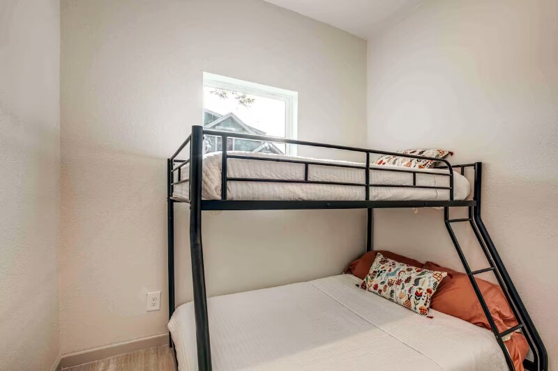 Building Photo - 647 Hammond Ave