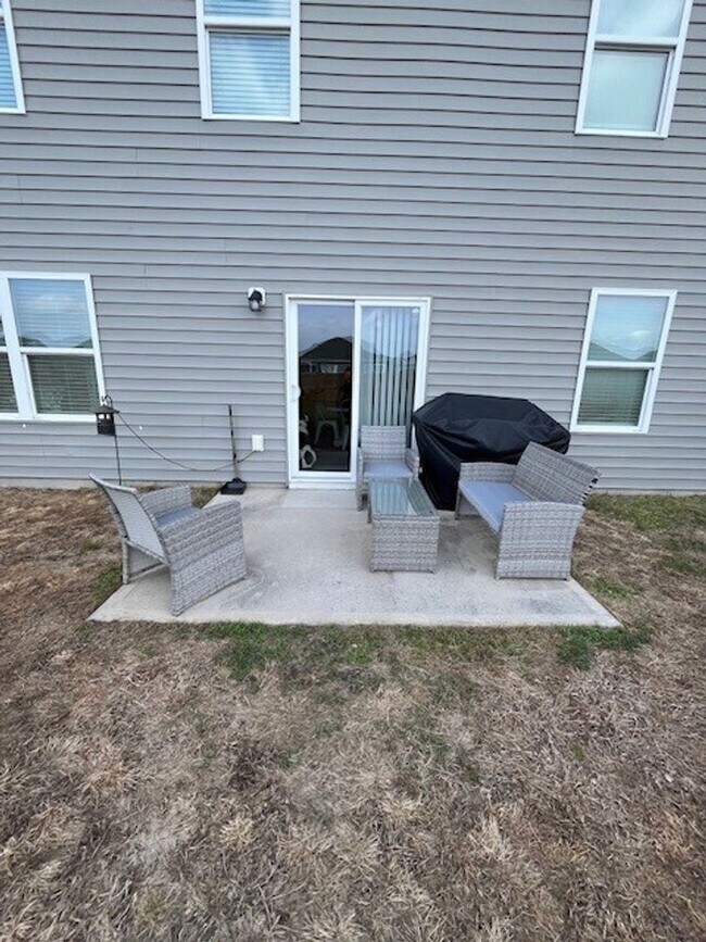 Building Photo - Discover this spacious 4-bedroom, 2.5-bath home in Winnabow, NC